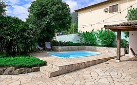 Casa aconchegante para 14 pessoas com piscina e churrasqueira